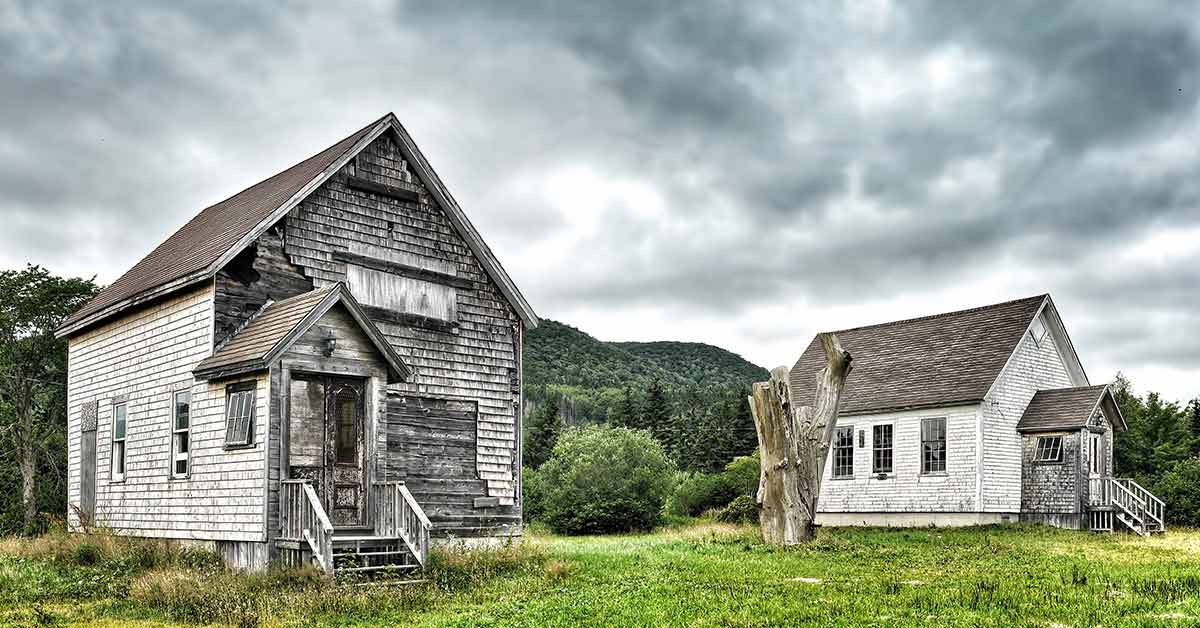 Ein Haus steht vor einem grauen Himmel - Fehler beim Immobilienverkauf